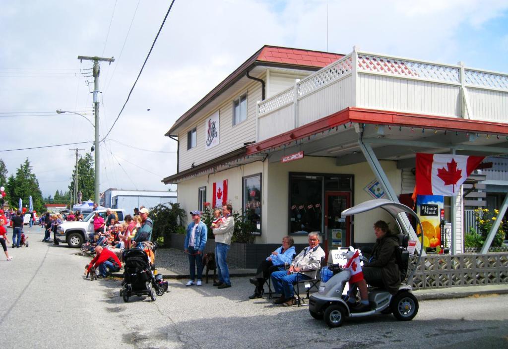 Cozy Court Motel Sechelt Buitenkant foto